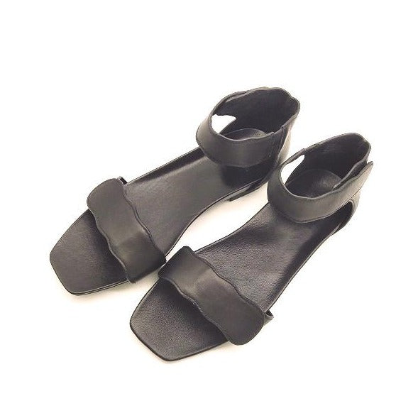 Light-weight Black leather sandals with adjustable strapes and arch support. Bio-contoured footbed, wide feet friendly