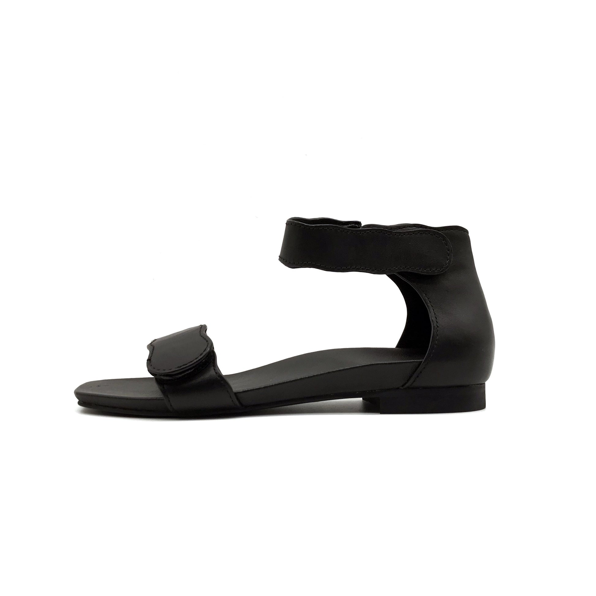 Light-weight Black leather sandals with adjustable strapes and arch support. Bio-contoured footbed, wide feet friendly