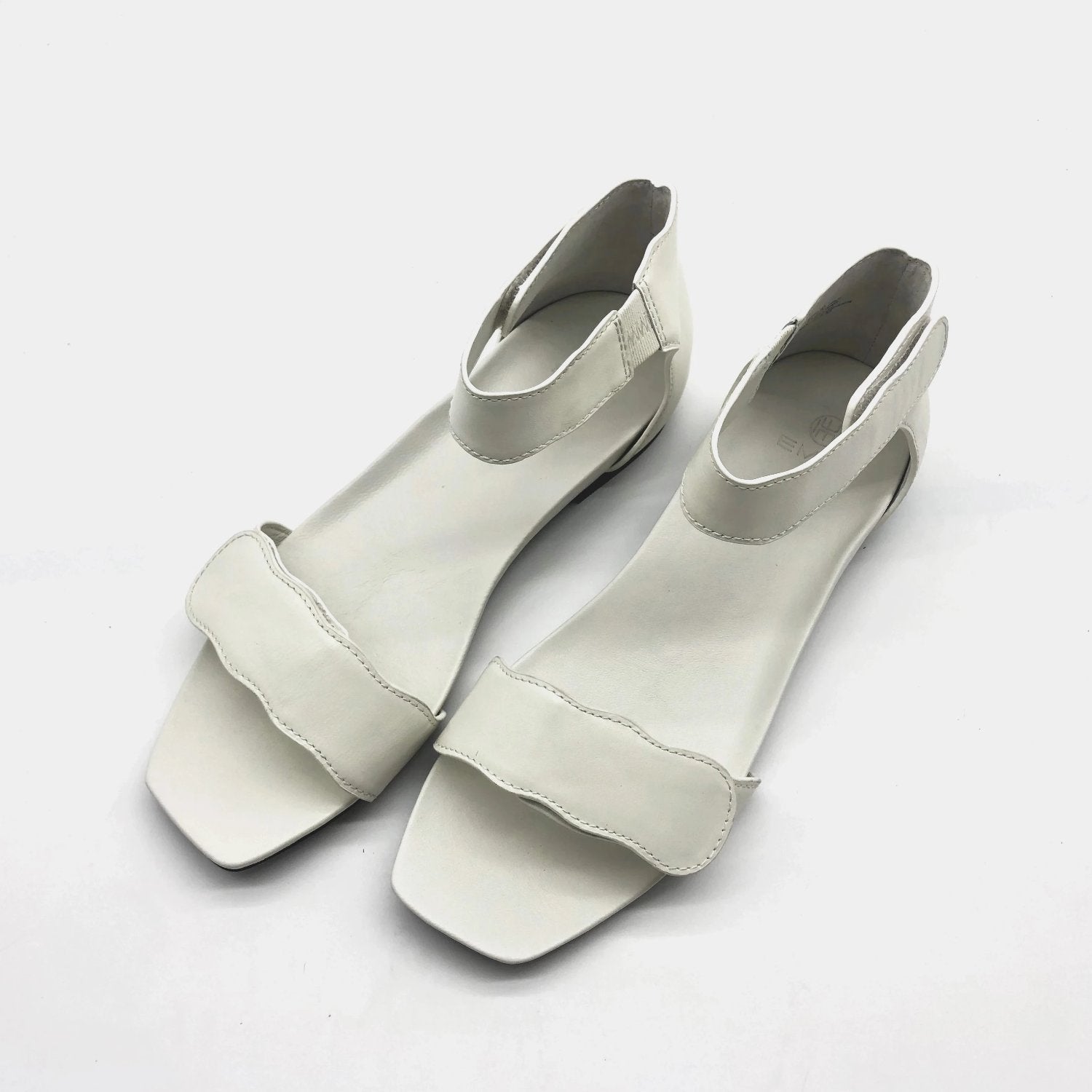 Light-weight White leather sandals with adjustable strapes and arch support. Bio-contoured footbed, wide feet friendly