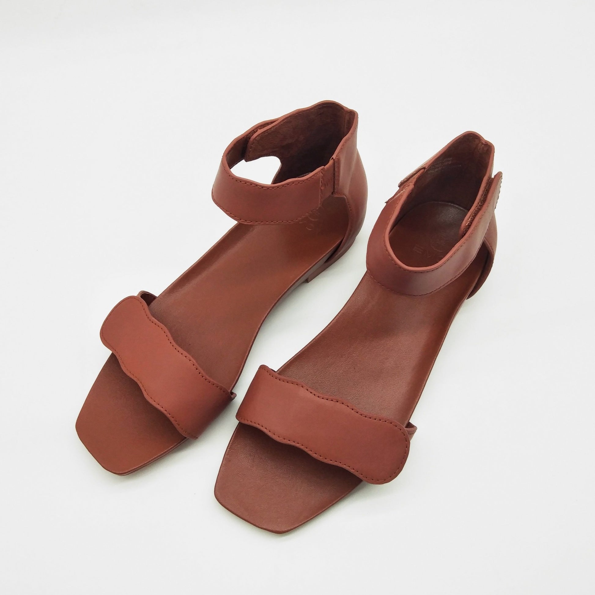 Light-weight Tan leather sandals with adjustable strapes and arch support. Bio-contoured footbed, wide feet friendly