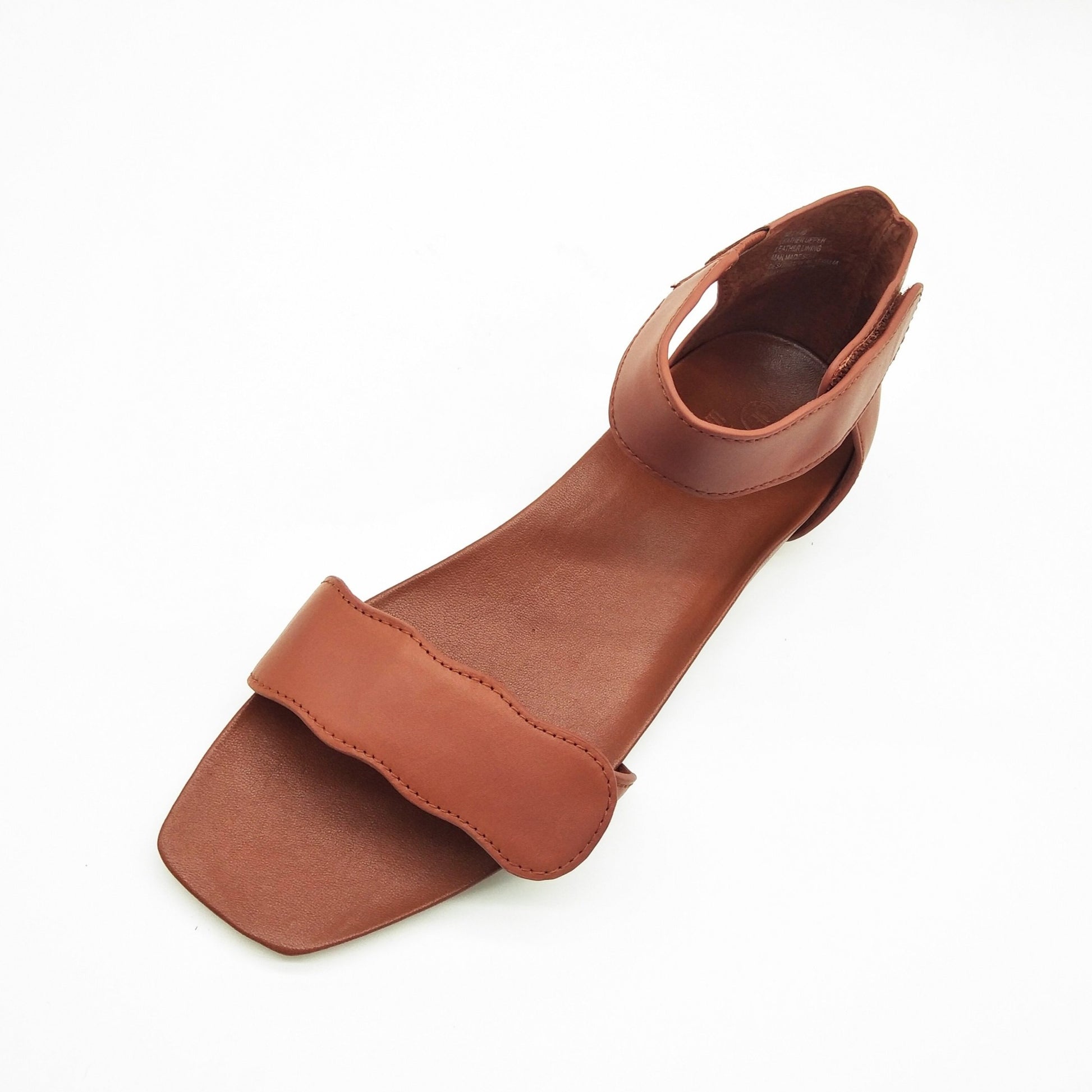 Light-weight Tan leather sandals with adjustable strapes and arch support. Bio-contoured footbed, wide feet friendly
